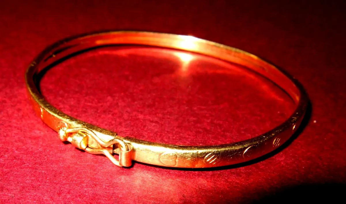 Vintage Hallmarked Childs 9k Gold Bangle - Image 3