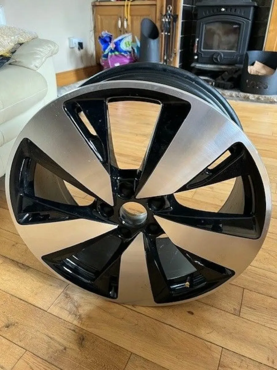 19" Alloys - 5-arm aero, Black, gloss finish - Image 2