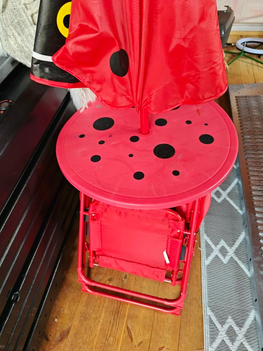 Kids ladybug table and chairs - Image 2