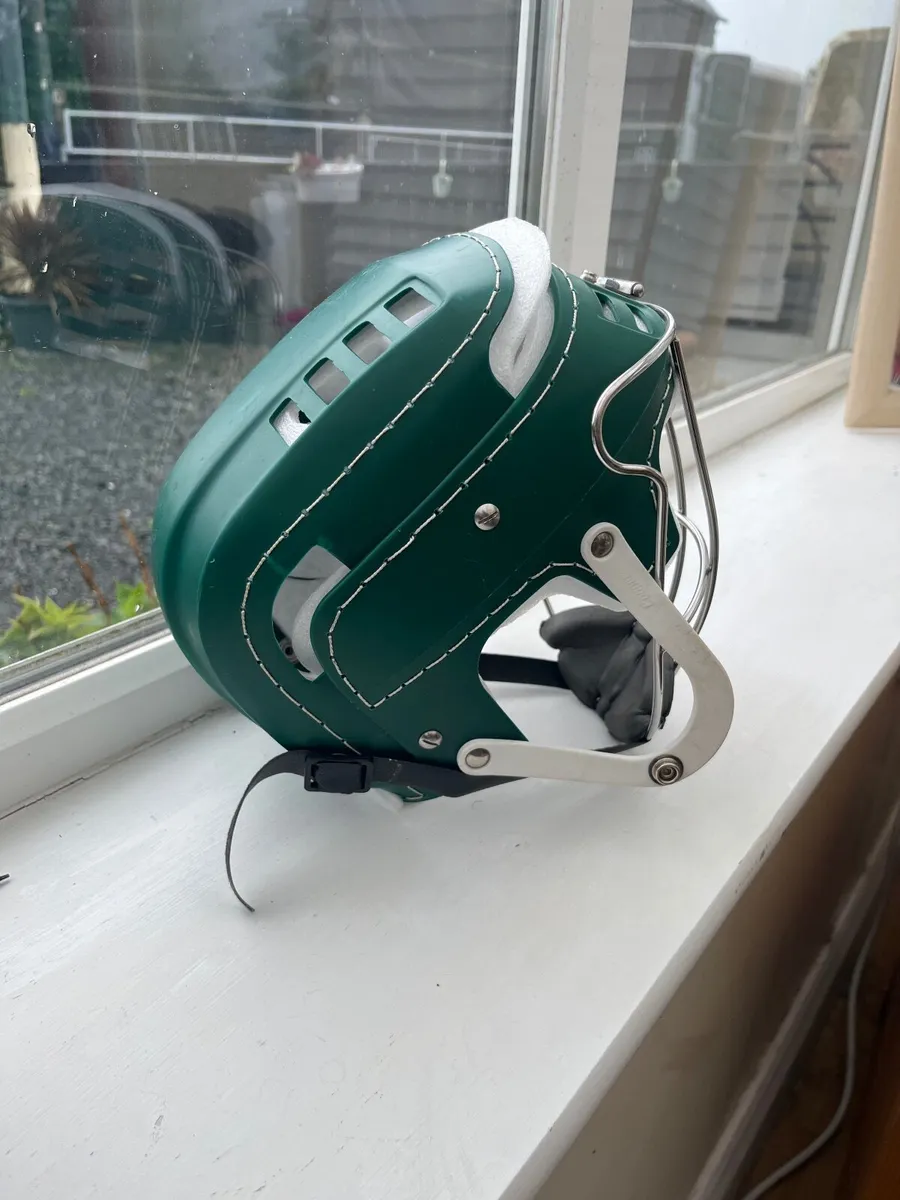 Hurling helmet - Image 3