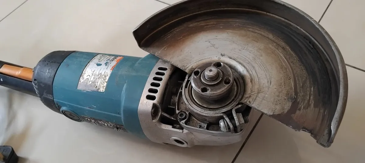 Makita 9069 230mm Angle Grinder 240v - Image 2