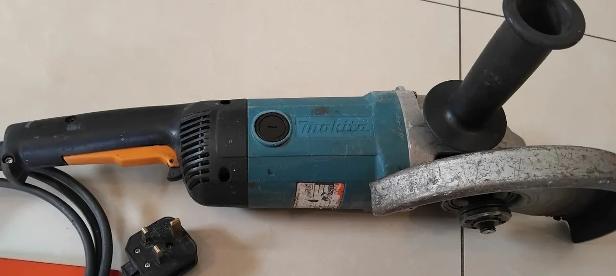 Makita 9069 230mm Angle Grinder 240v - Image 3