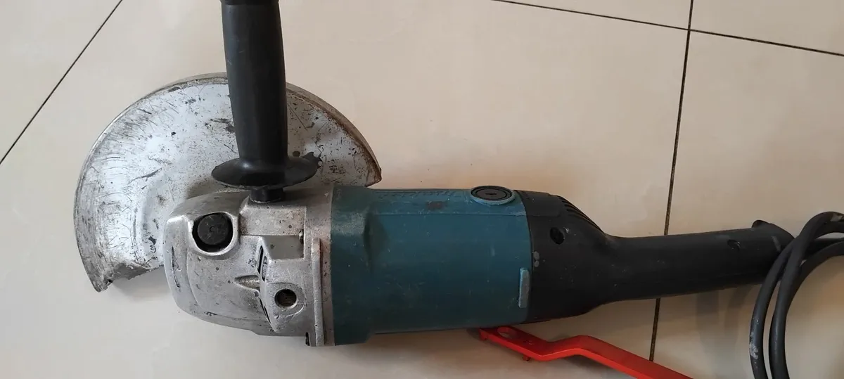 Makita 9069 230mm Angle Grinder 240v - Image 4