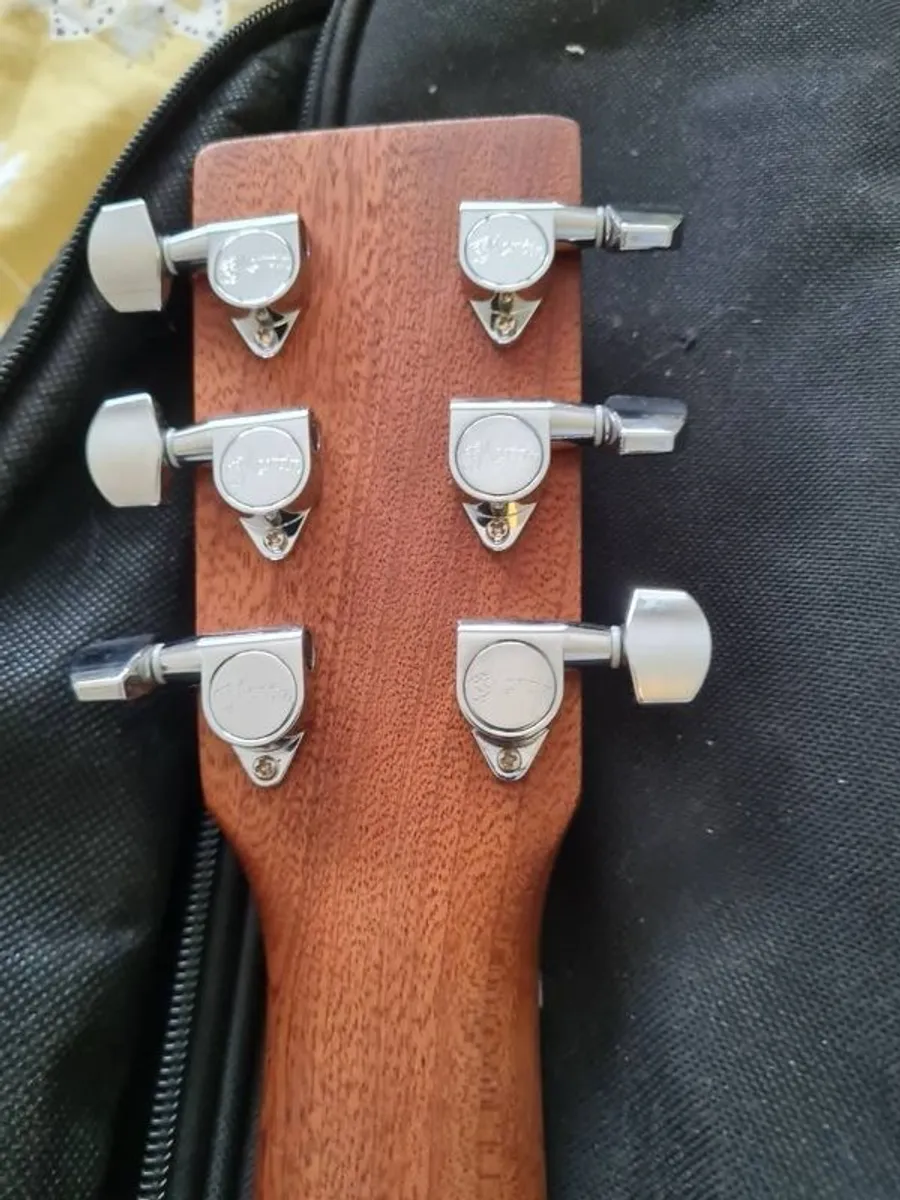 Martin Dreadnought Junior Electro Acoustic - Image 3