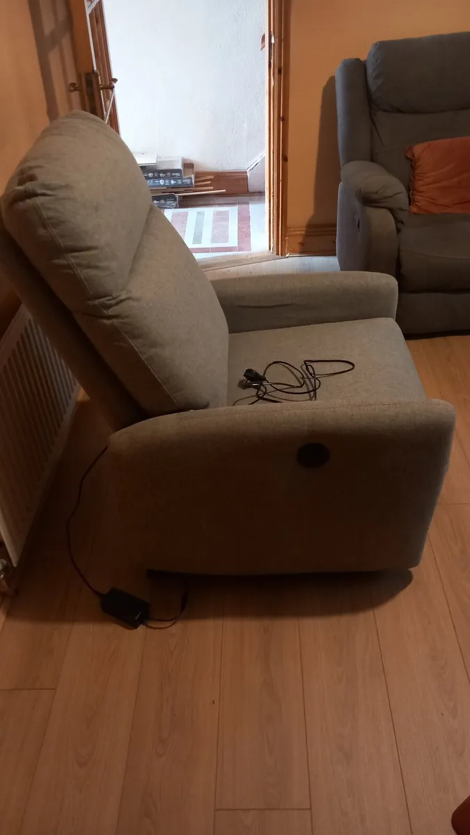 Recliner/Riser Armchair - Image 2
