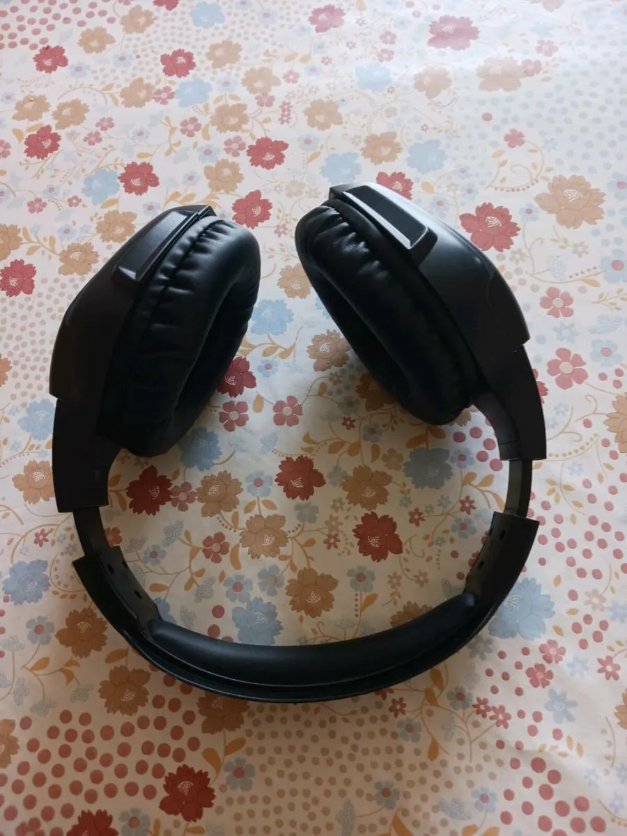 Gaming headset with removable microphone - Image 1