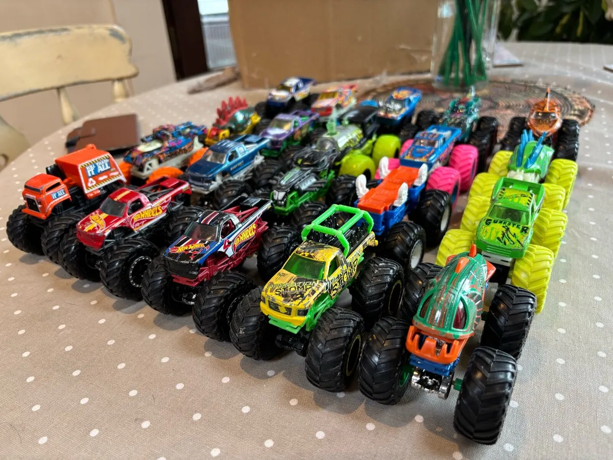 Hot Wheels Monster Trucks - Image 3