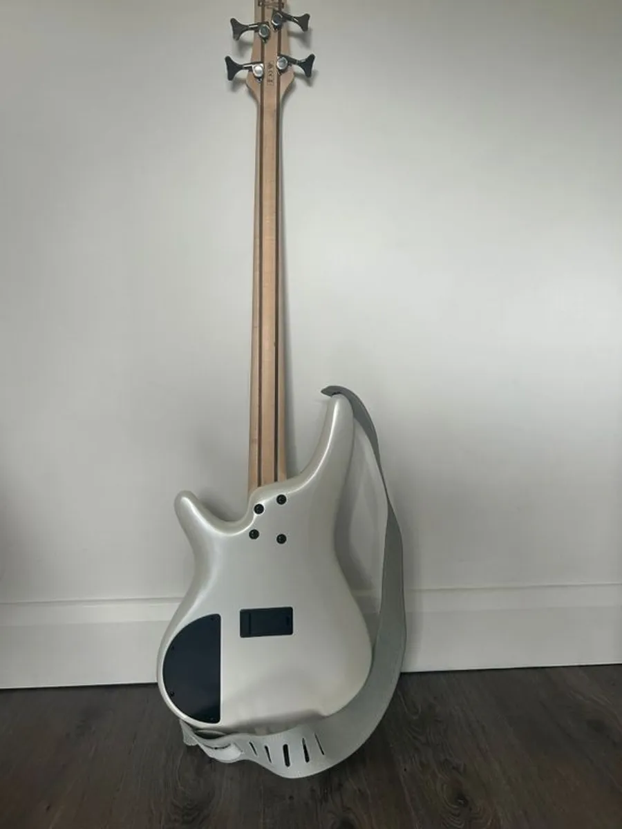 Pearl White Electric Bass & Amp - Image 3