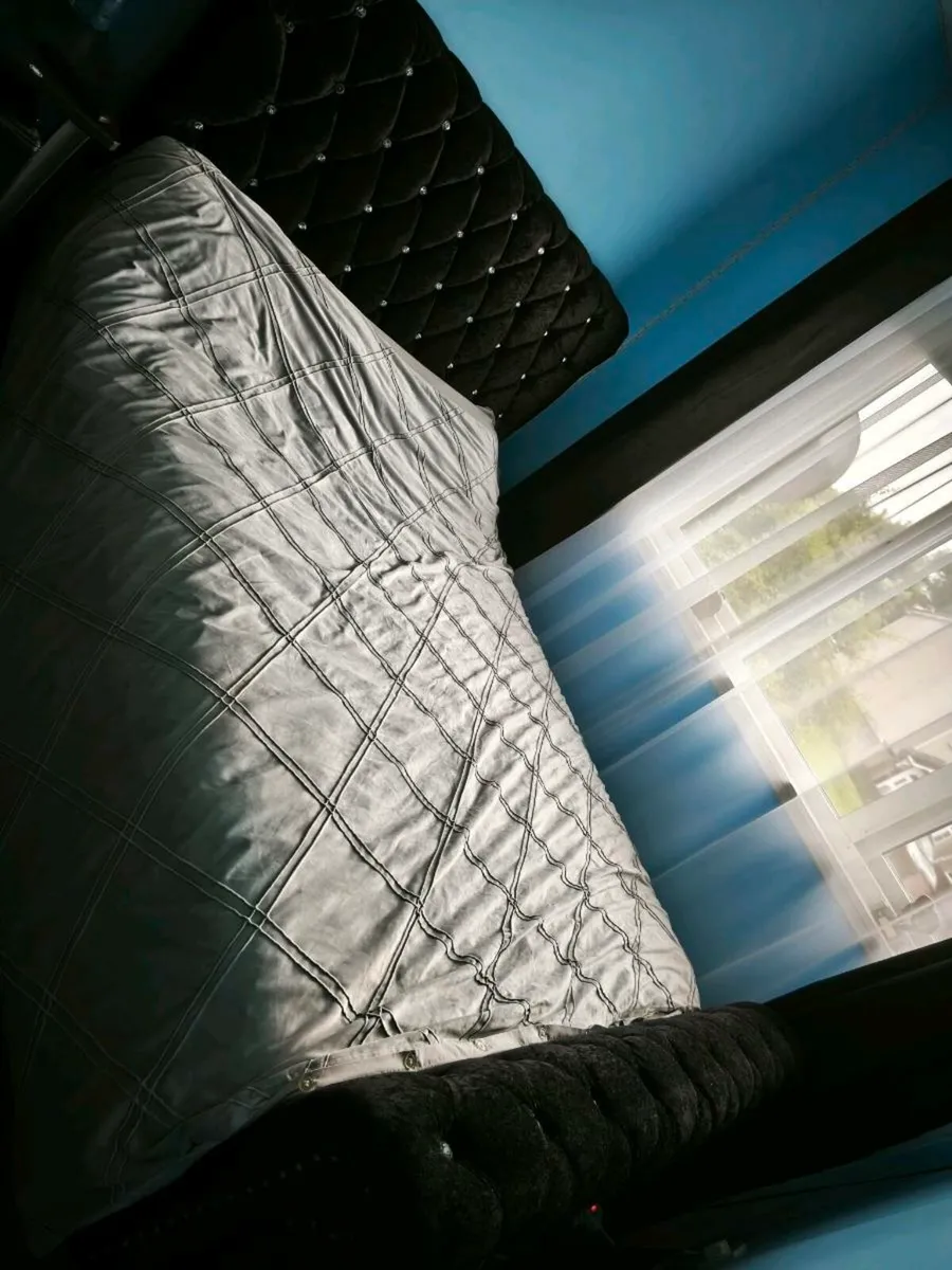 Double bed - Image 1
