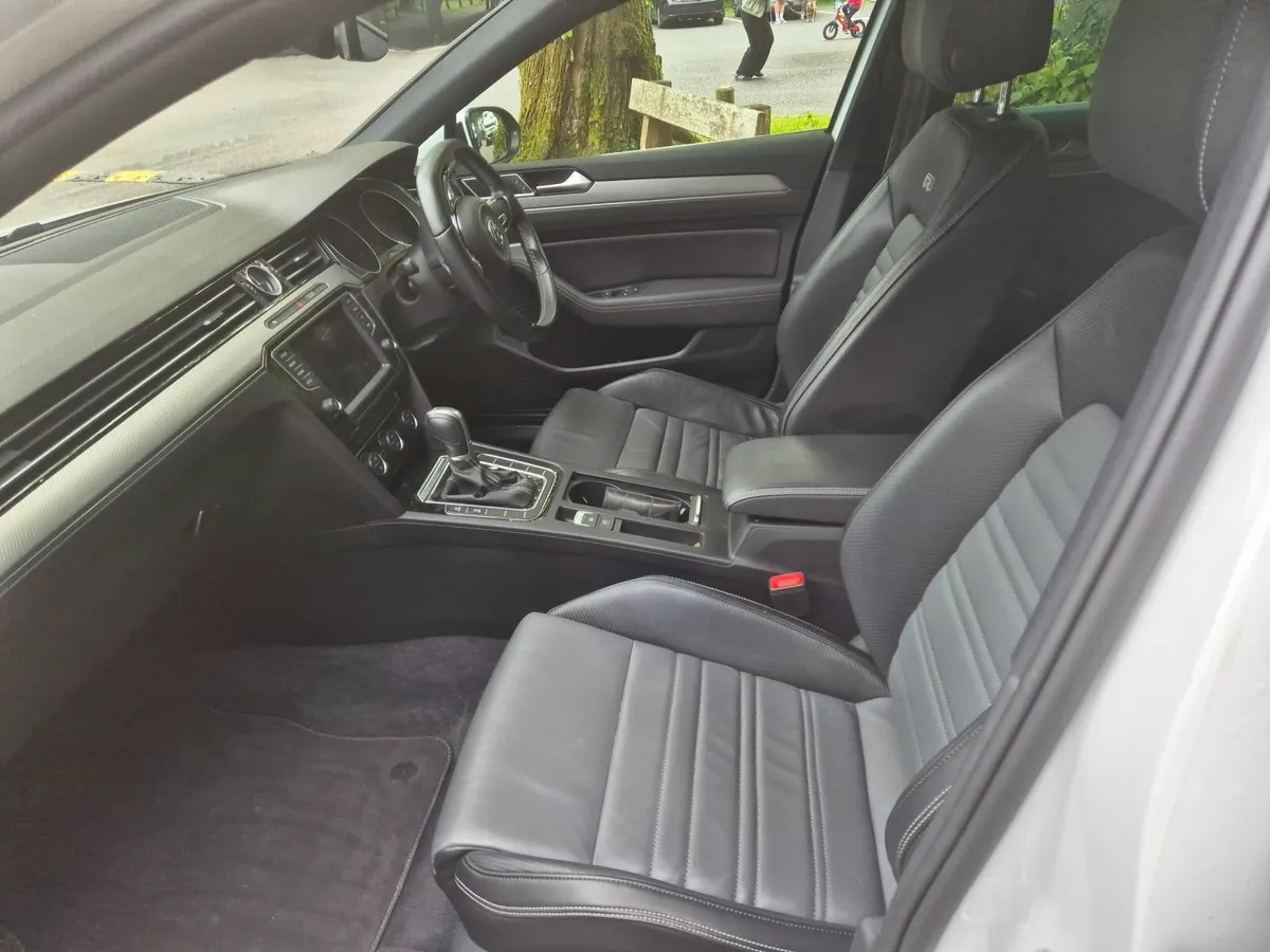 Volkswagen Passat 2015 - Image 2