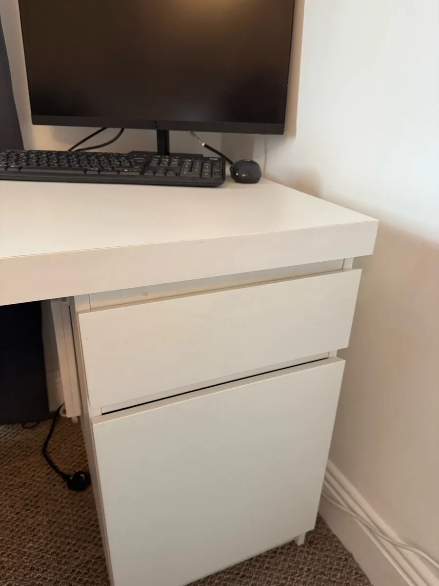 White desk - Image 2