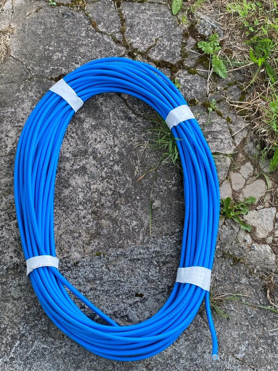 Cables and spliter - Image 1