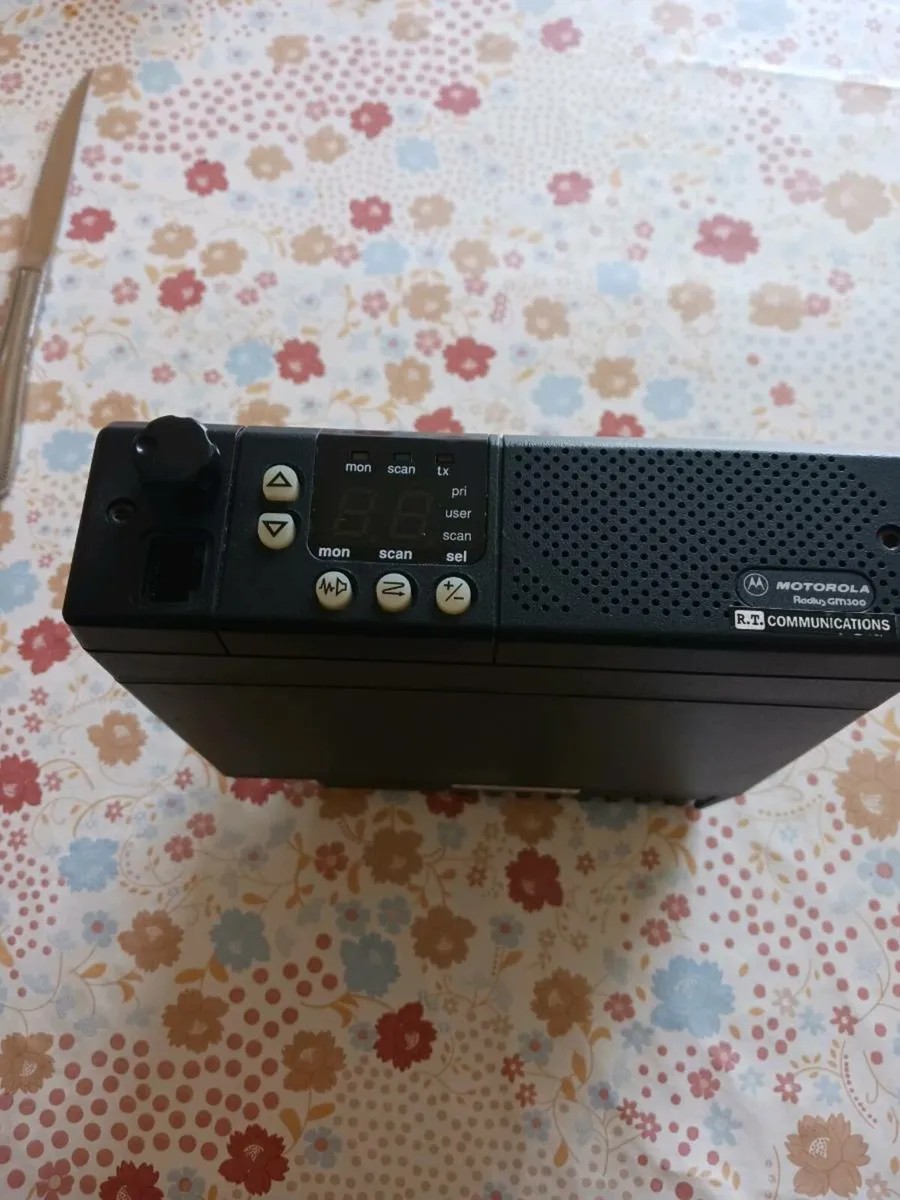 Icom two way radio and Motorola - Image 4