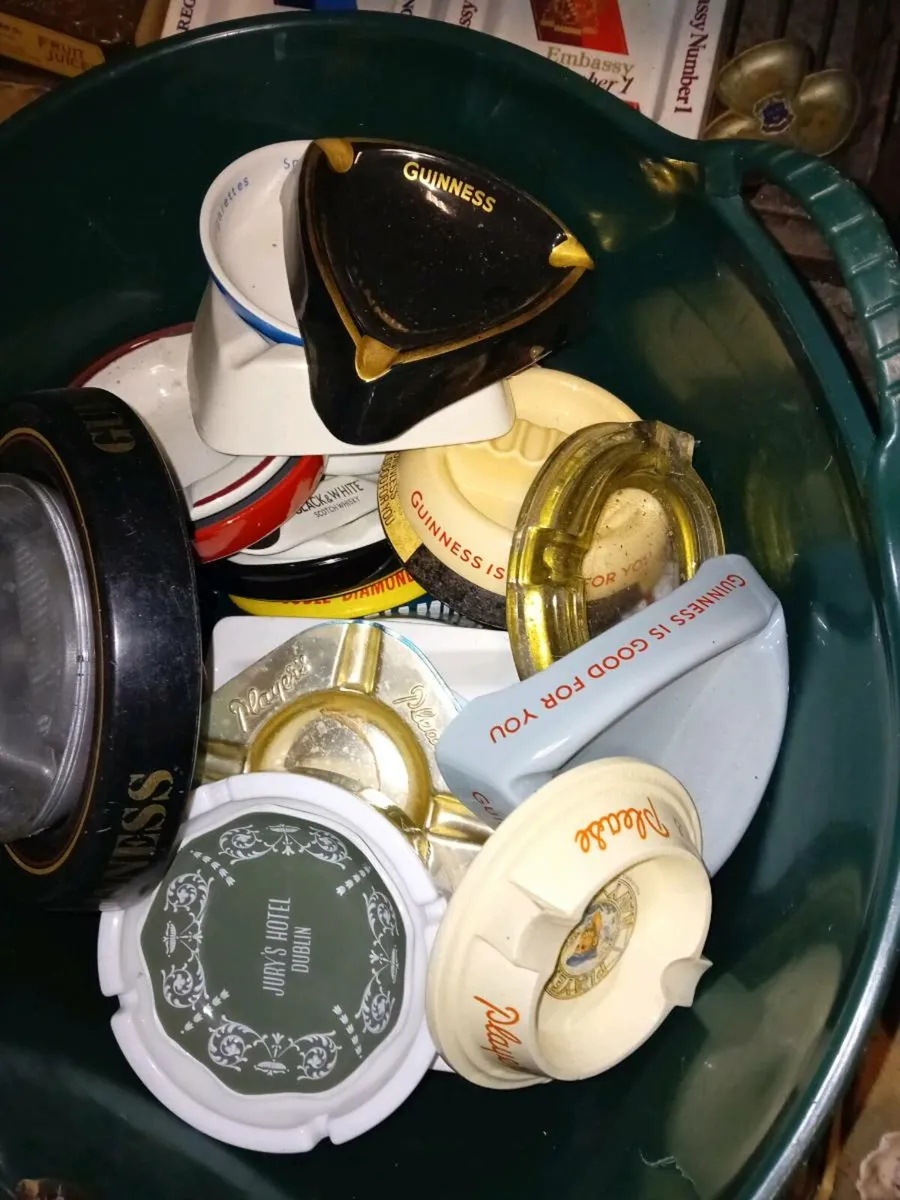 Large collection of ashtrays - Image 2