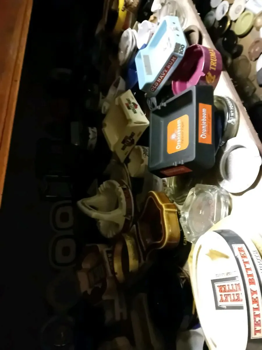 Large collection of ashtrays - Image 3