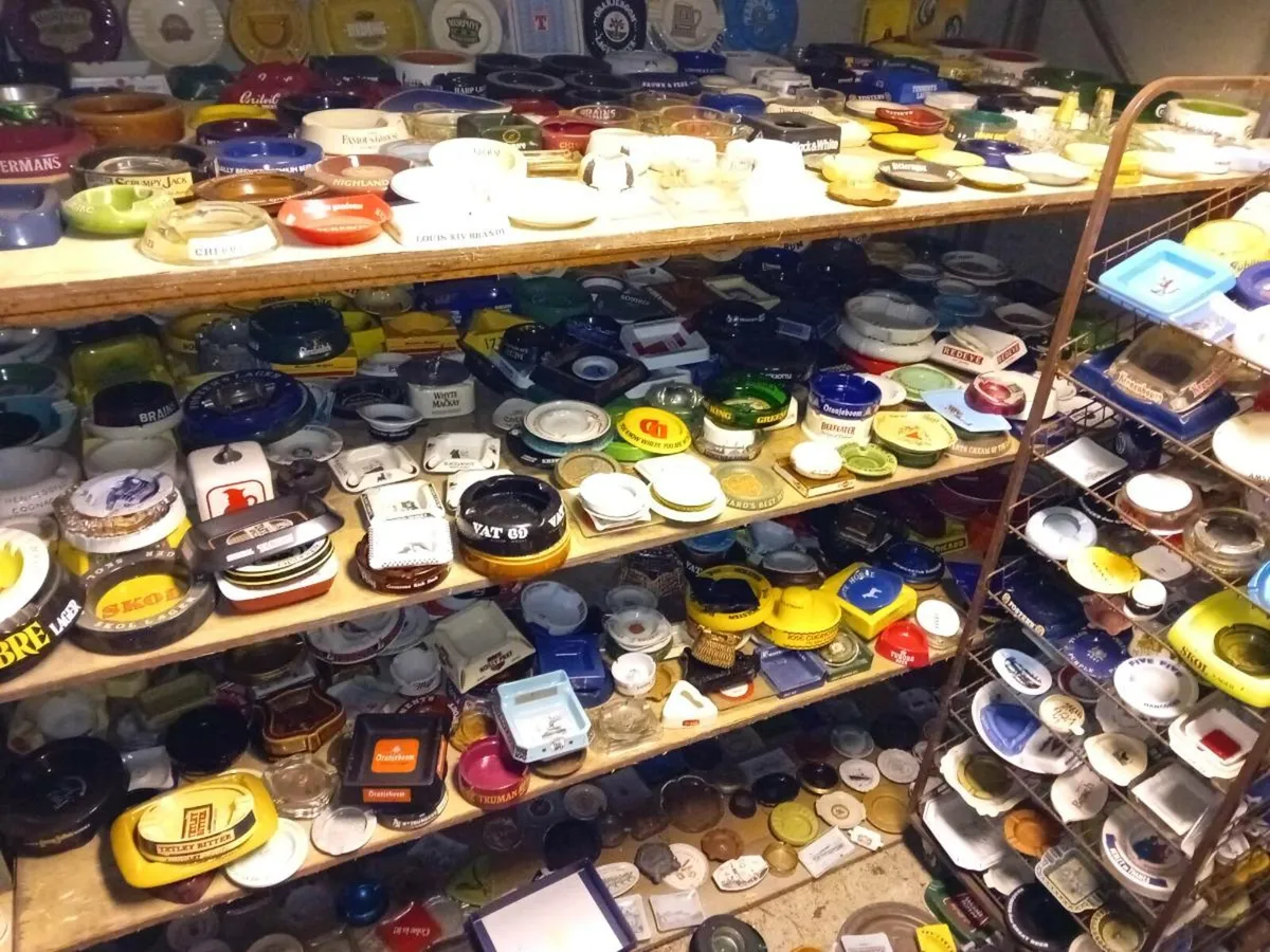 Large collection of ashtrays - Image 1