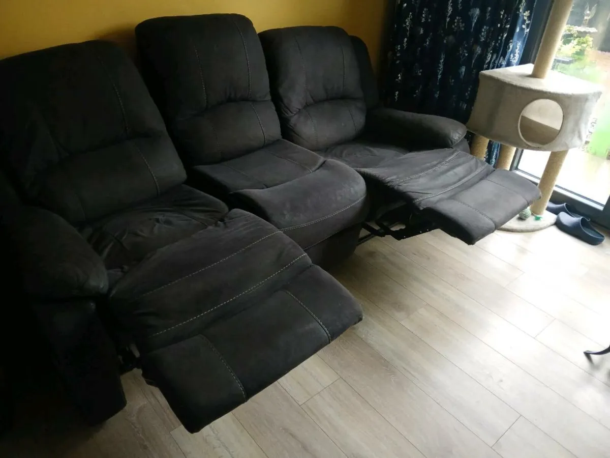 Beautiful 3 seater recliner sofa - Image 1