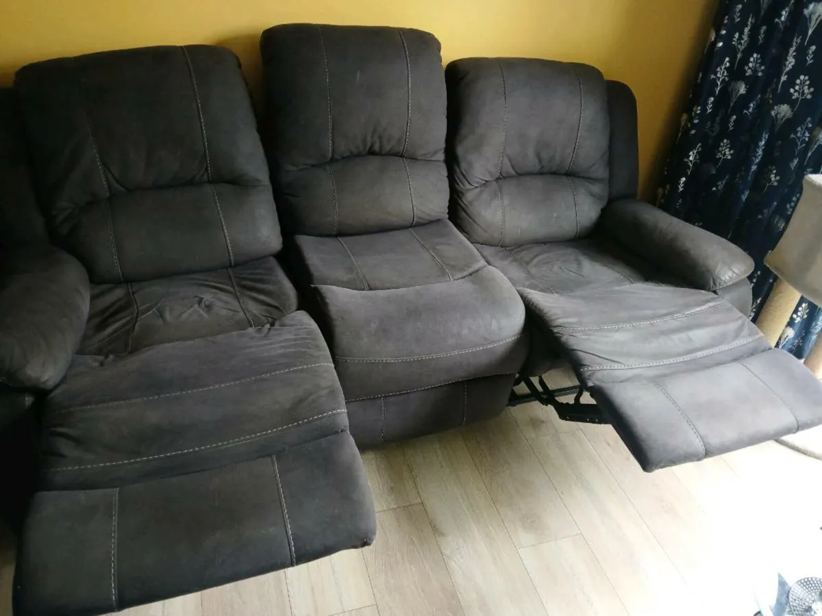 Beautiful 3 seater recliner sofa - Image 2