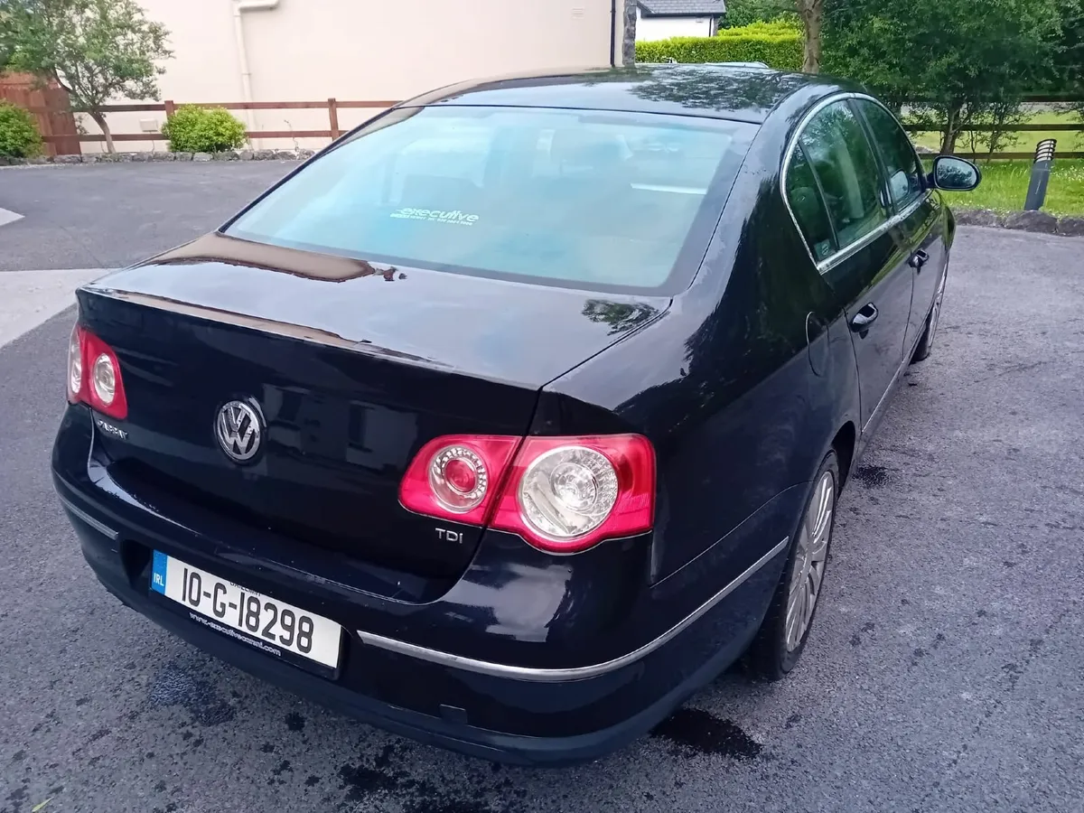 Volkswagen Passat 2010 - Image 2