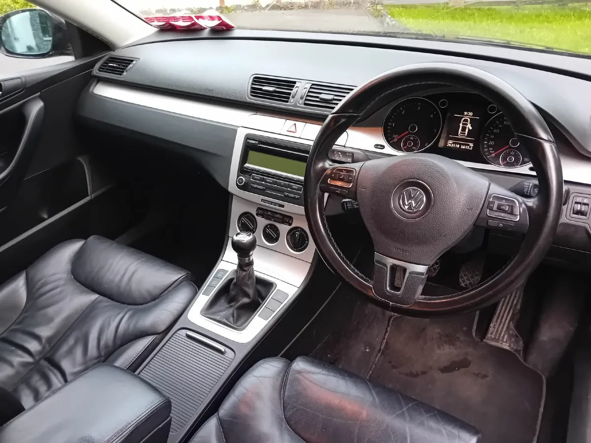 Volkswagen Passat 2010 - Image 3