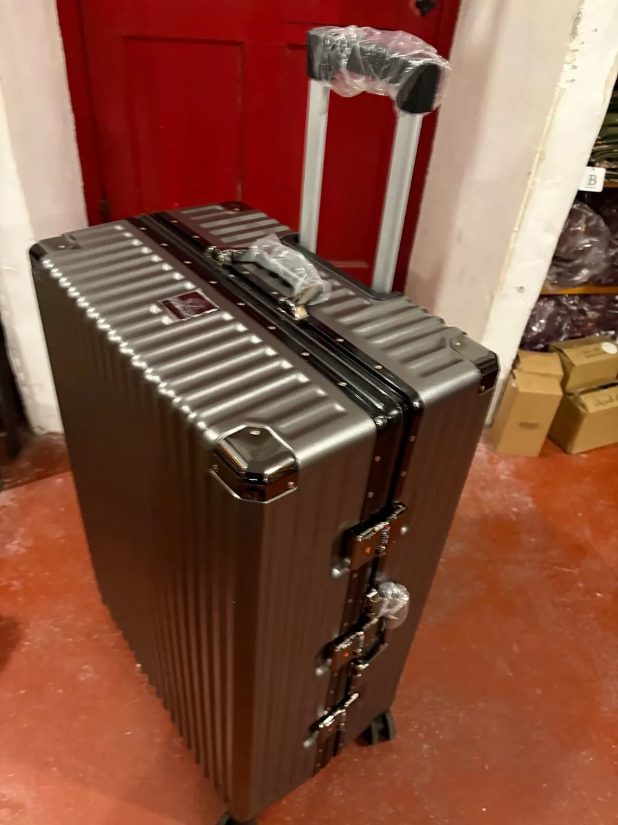 Luggage set - brand new - Image 2