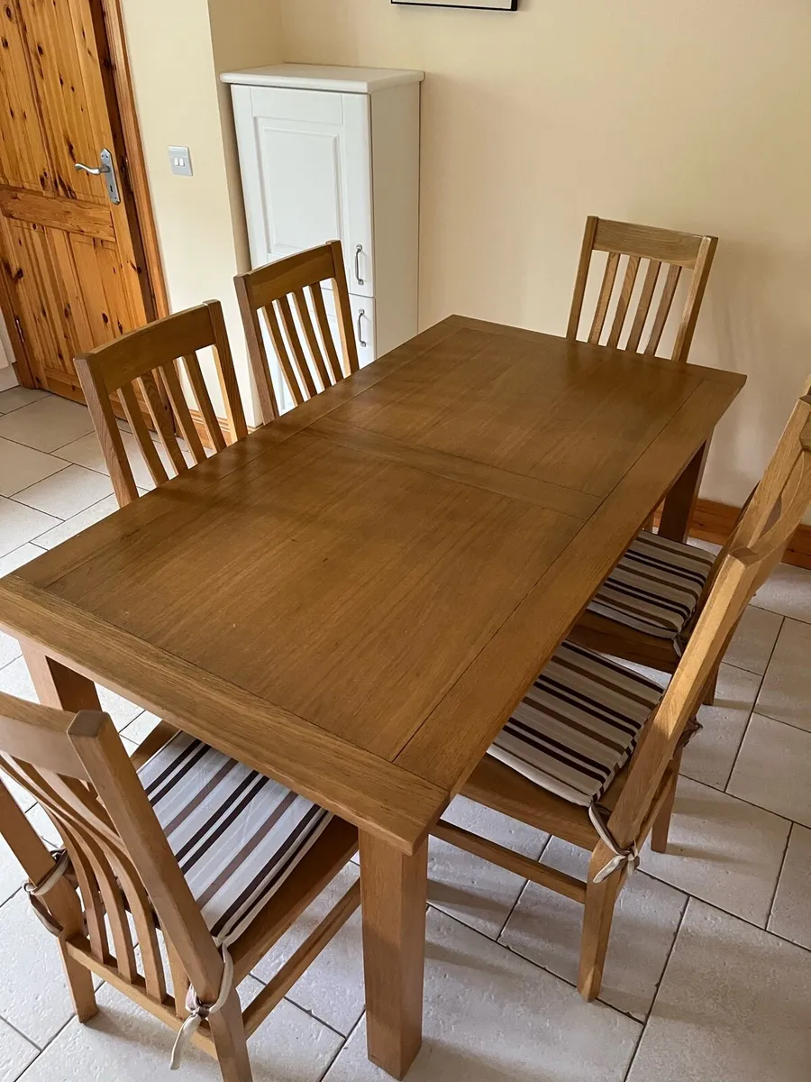 Kitchen dining table & 6 chairs - solid oak - Image 1