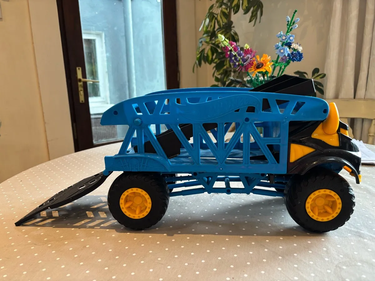 Hot Wheels car & Monster Truck Transporters - Image 4