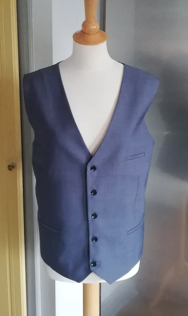 3 piece Benetti tailored fit mens Grey suit - Image 1