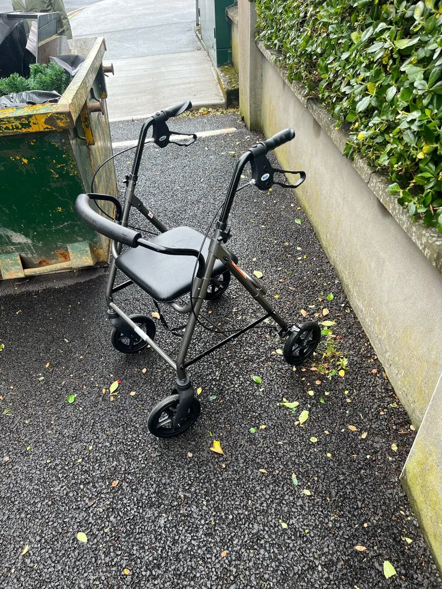 Rollator walker with seat - Image 4