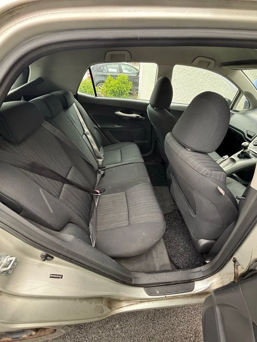08 Toyota Auris - Image 4