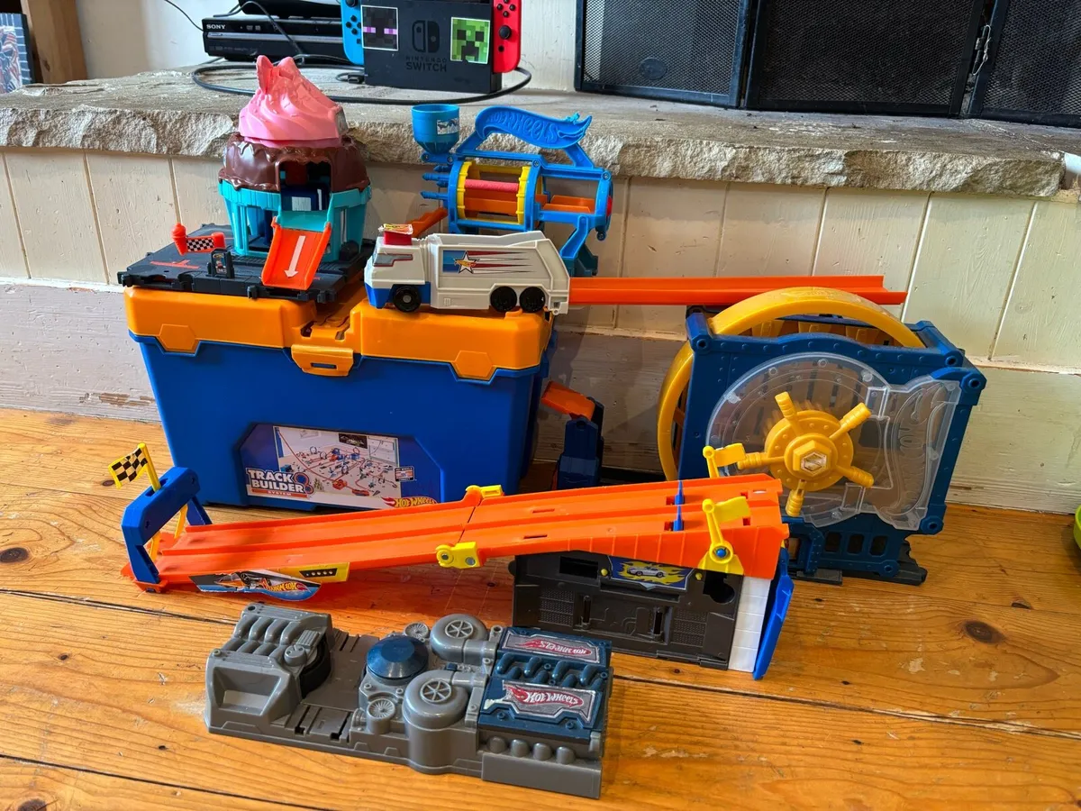 Hot wheels track & assortment - Image 1