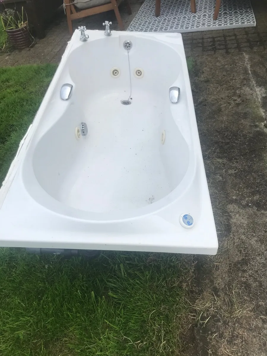 Jacuzzi bath - Image 1