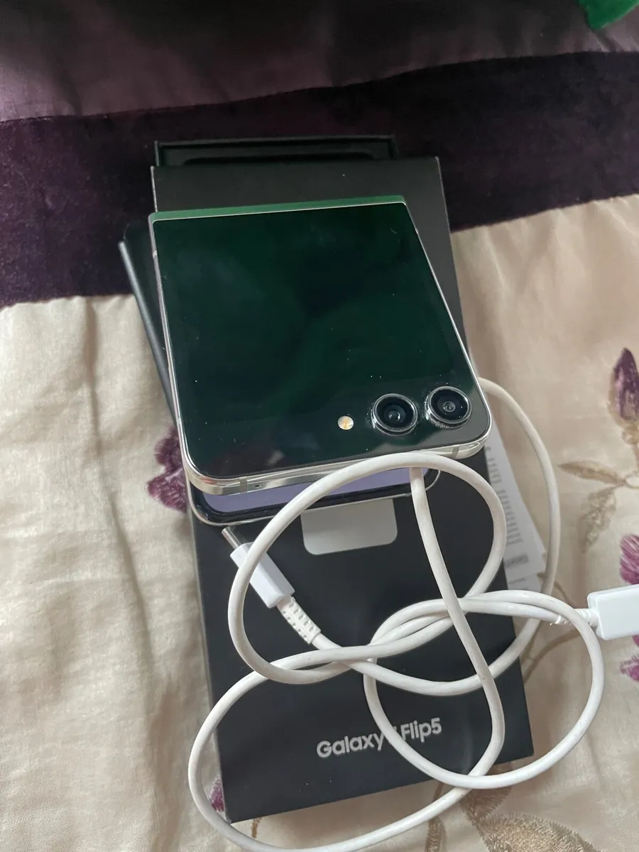 Samsung galaxy z flip 5 - Image 2