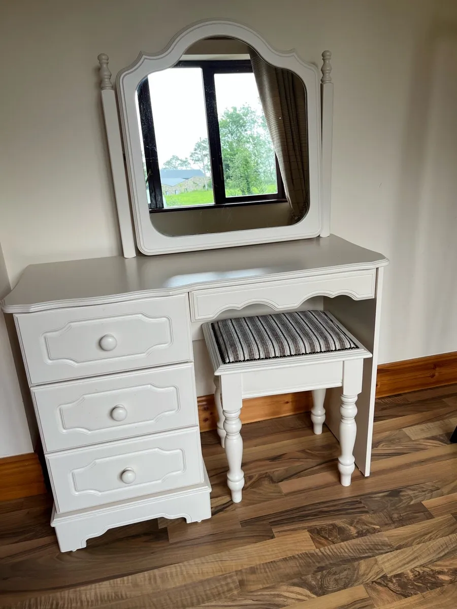 Cream dressing table with matching stool - Image 1
