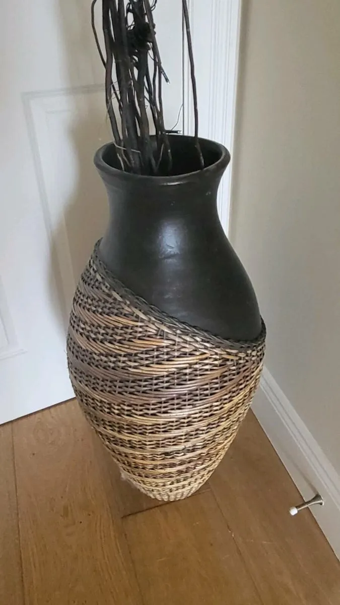 Huge urn, pot with woven rattan effect - Image 1