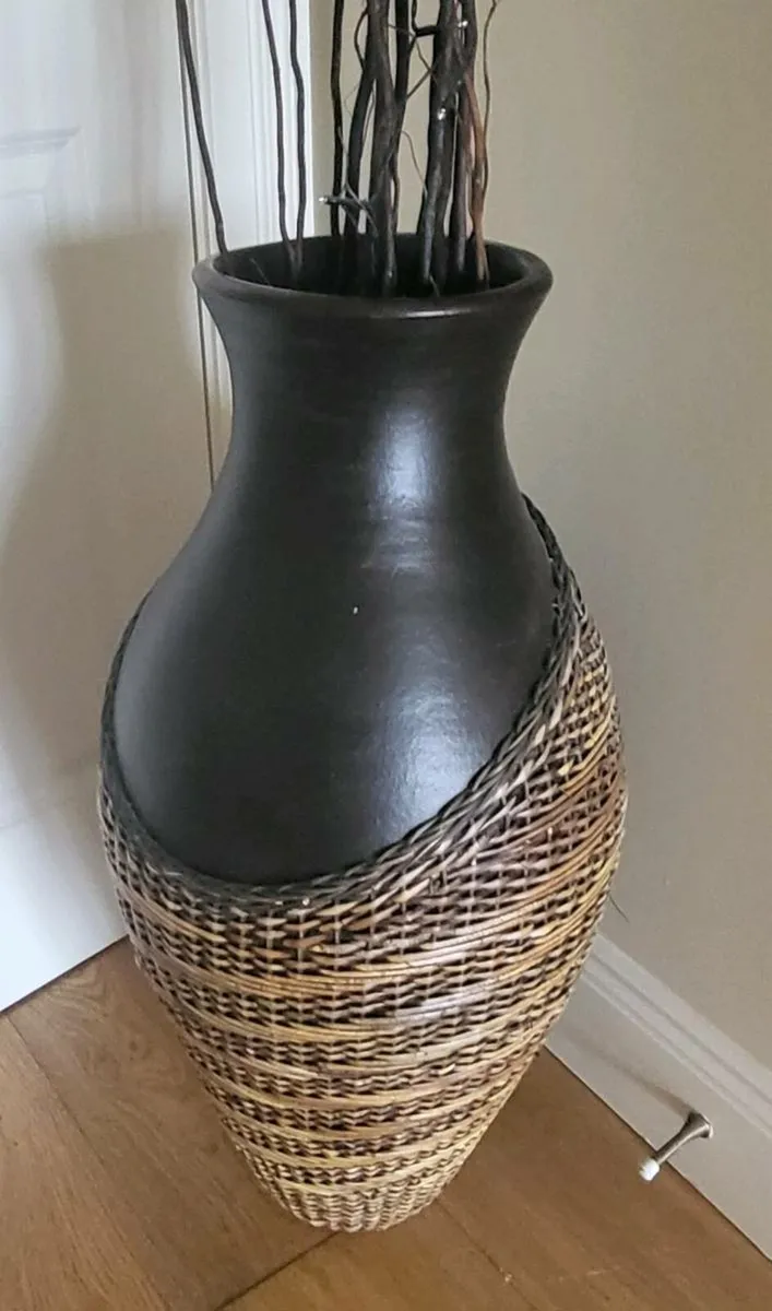 Huge urn, pot with woven rattan effect - Image 2