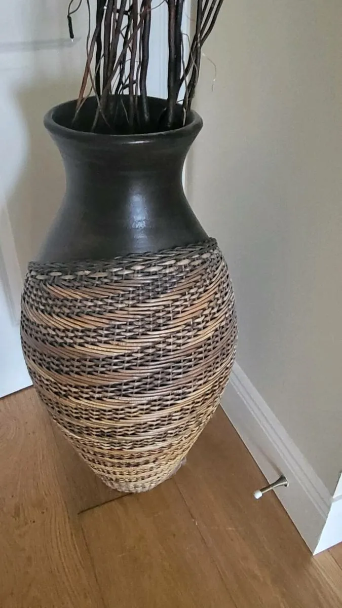 Huge urn, pot with woven rattan effect - Image 3