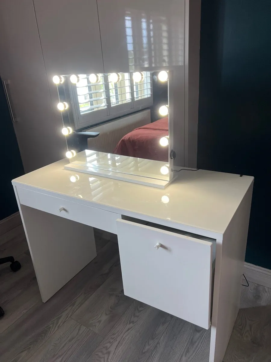 Vanity table