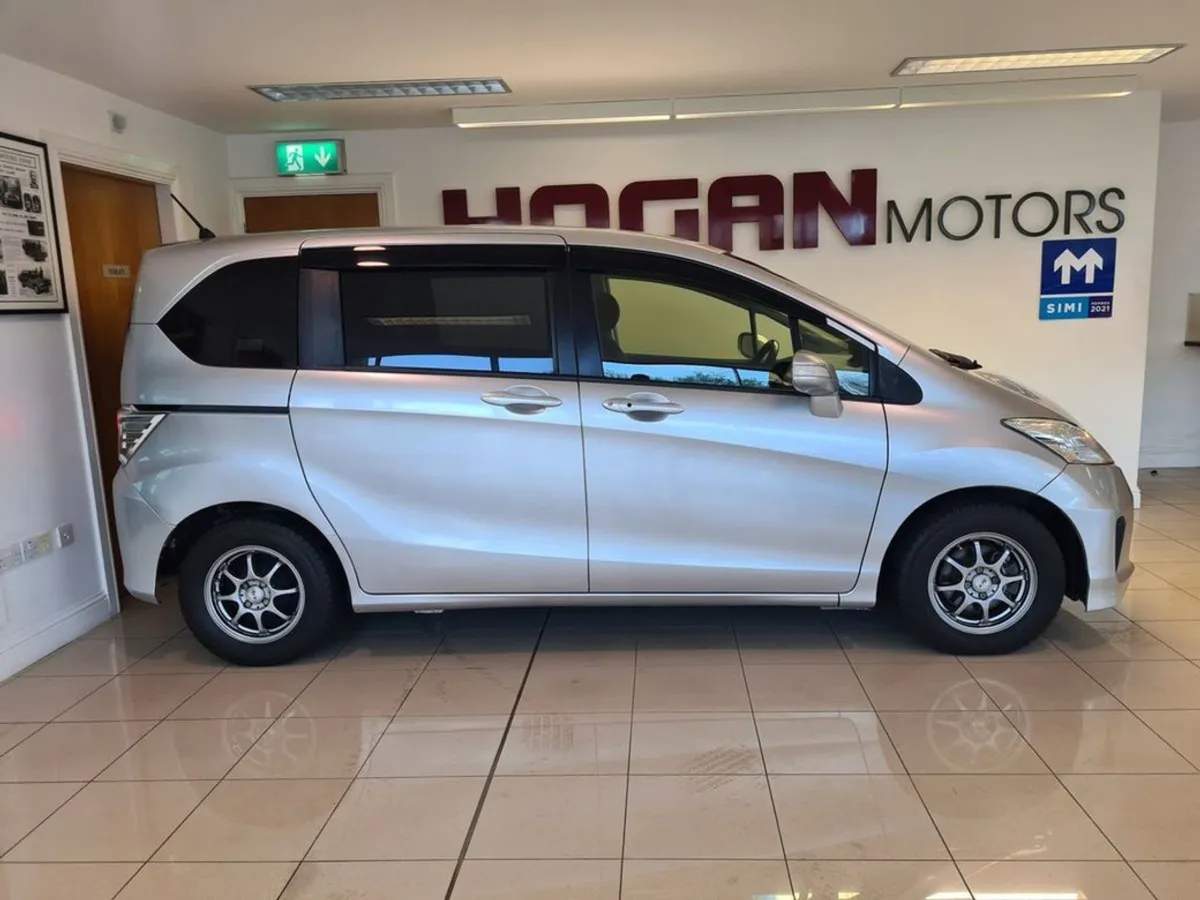 Honda Freed 6 Seat 5DR Automatic - Image 3