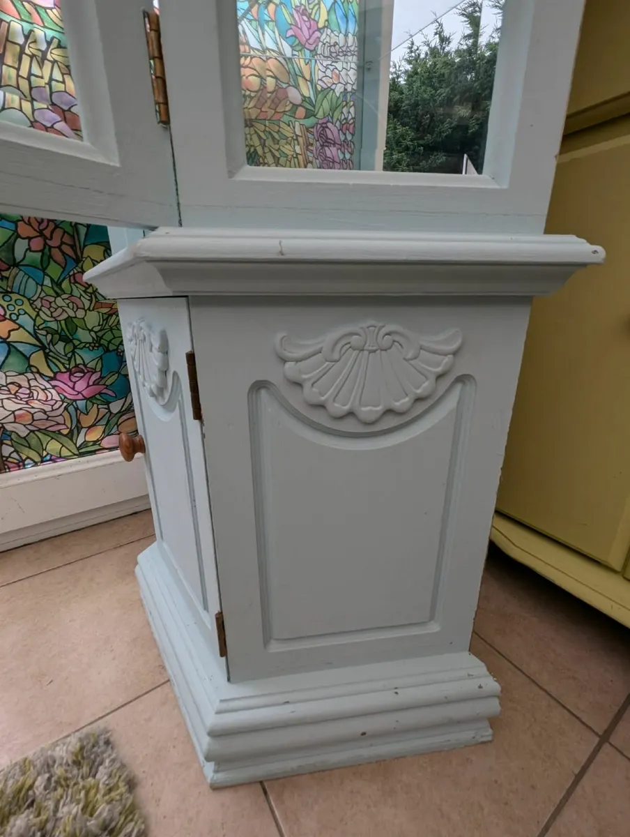Tall wooden unit with glass display - Image 4