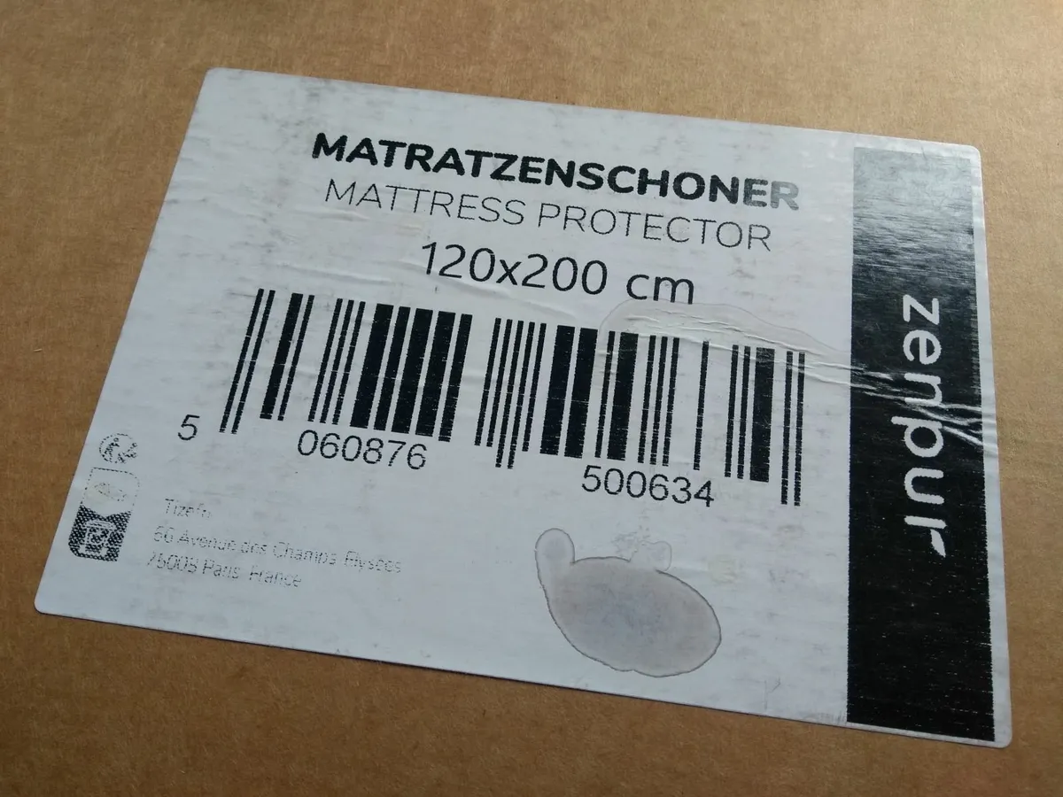 BRAND NEW mattress protector - small double - Image 1