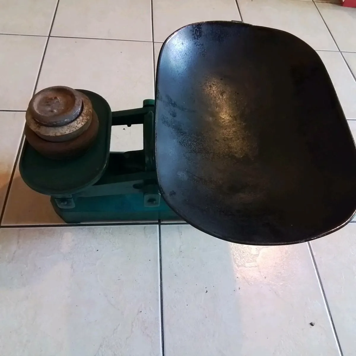 ANTIQUE AND COLLECTABLES - Image 4