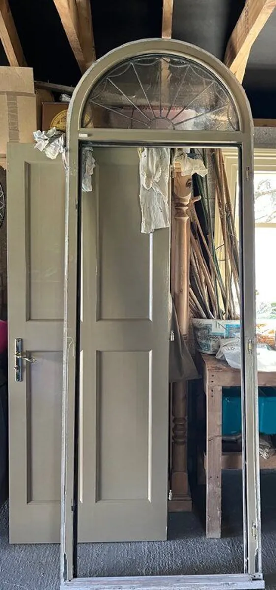 Solid wood front door with frame and fan light - Image 3