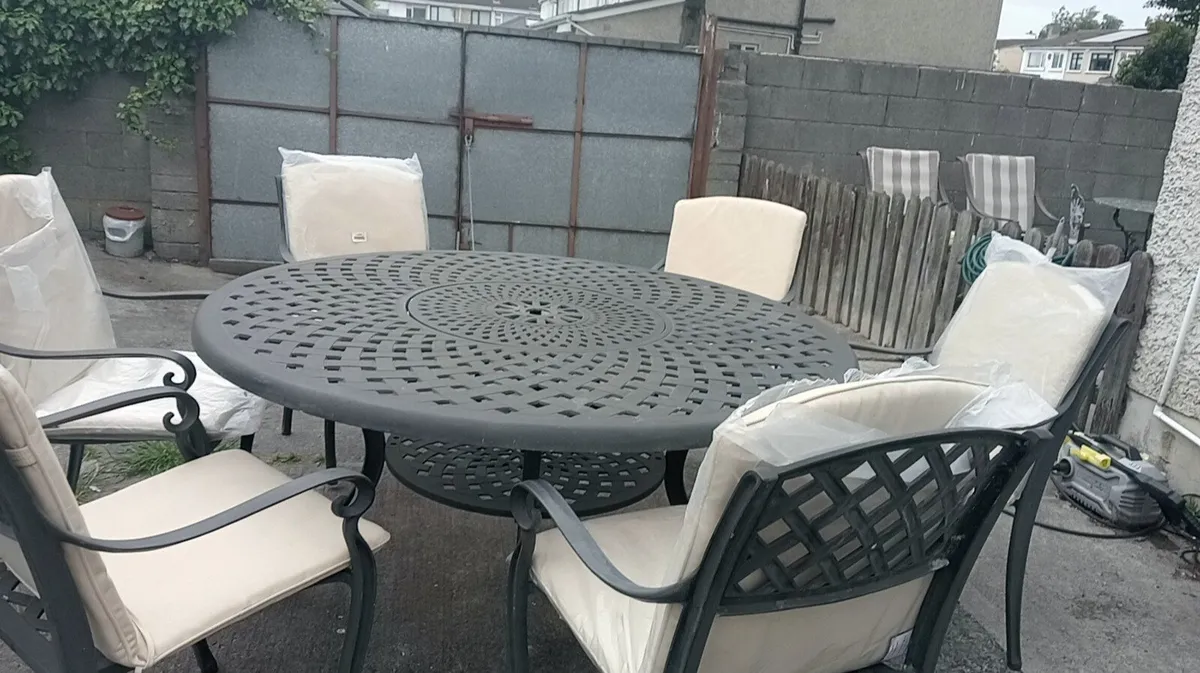 Garden table and chairs - Image 2