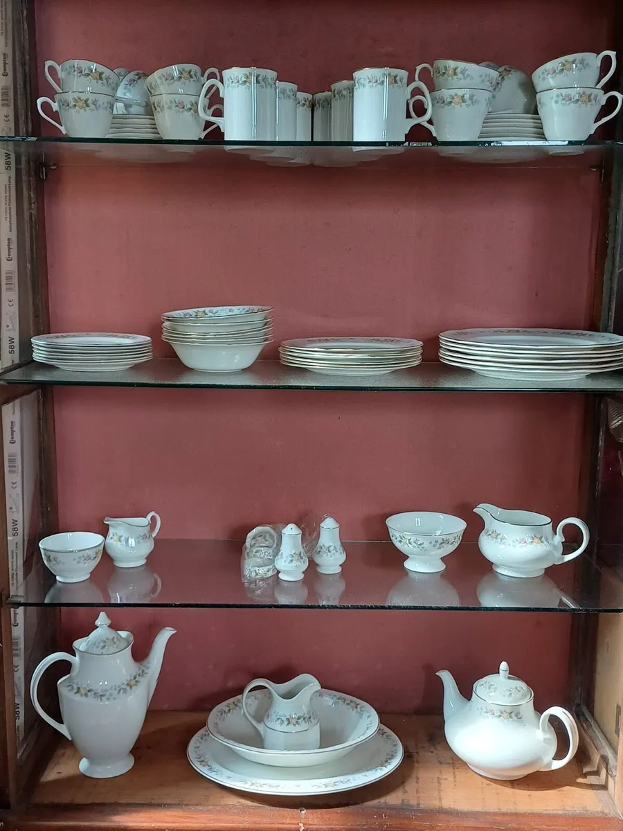 Display cabinet and china dinner service - Image 1