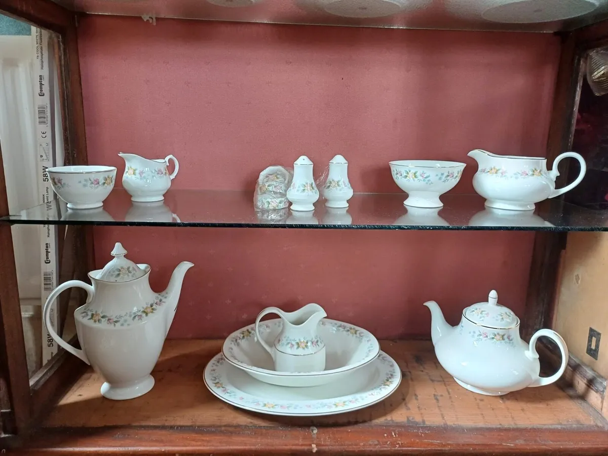 Display cabinet and china dinner service - Image 2