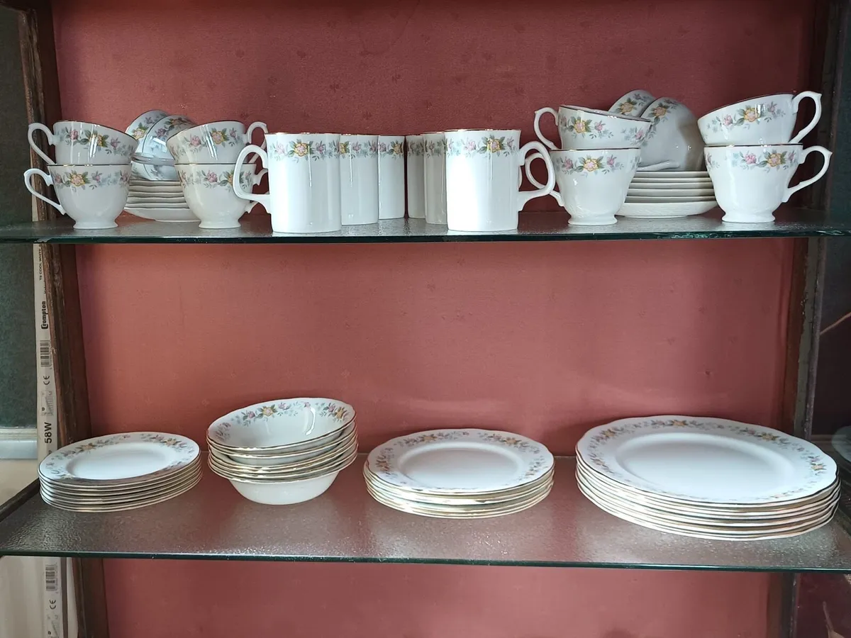 Display cabinet and china dinner service - Image 3