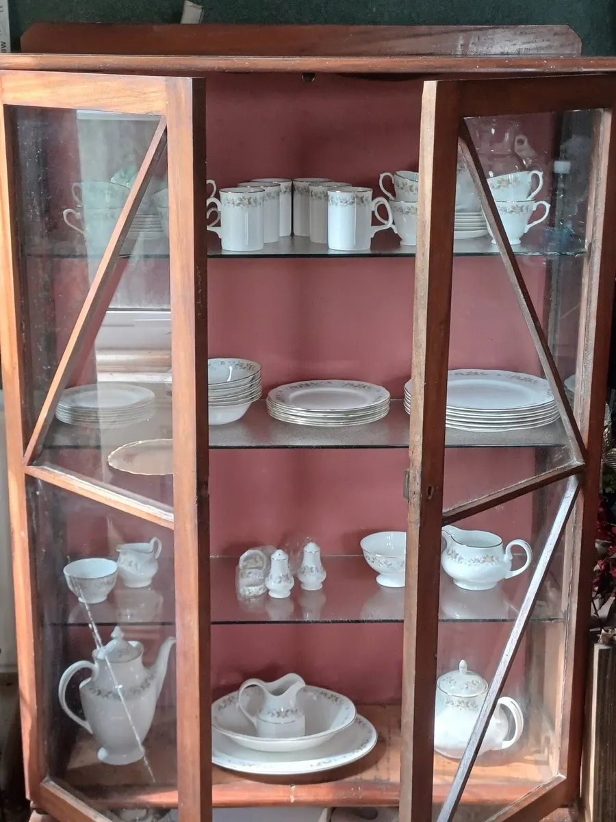 Display cabinet and china dinner service - Image 4