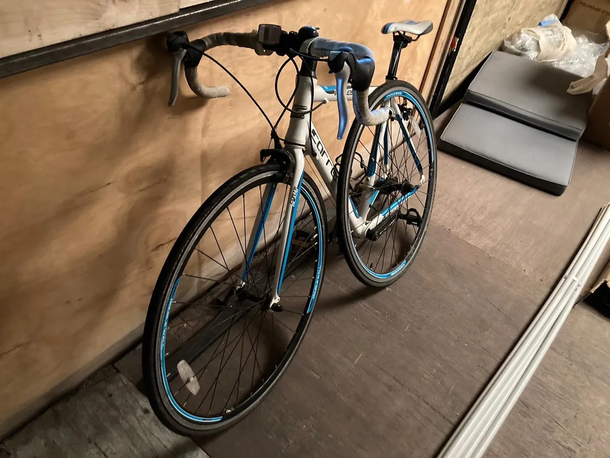 Road bike - Image 1
