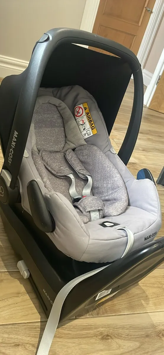 Maxi Cosi and Isofix base - Image 1